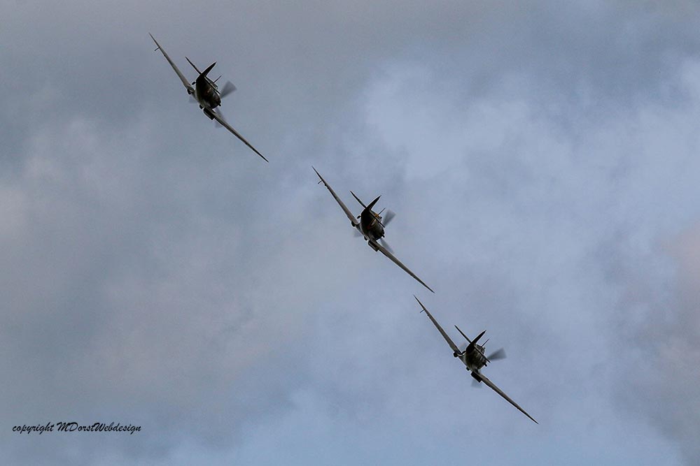 Spitfire_early_mark_formation_Duxford_20151.jpg