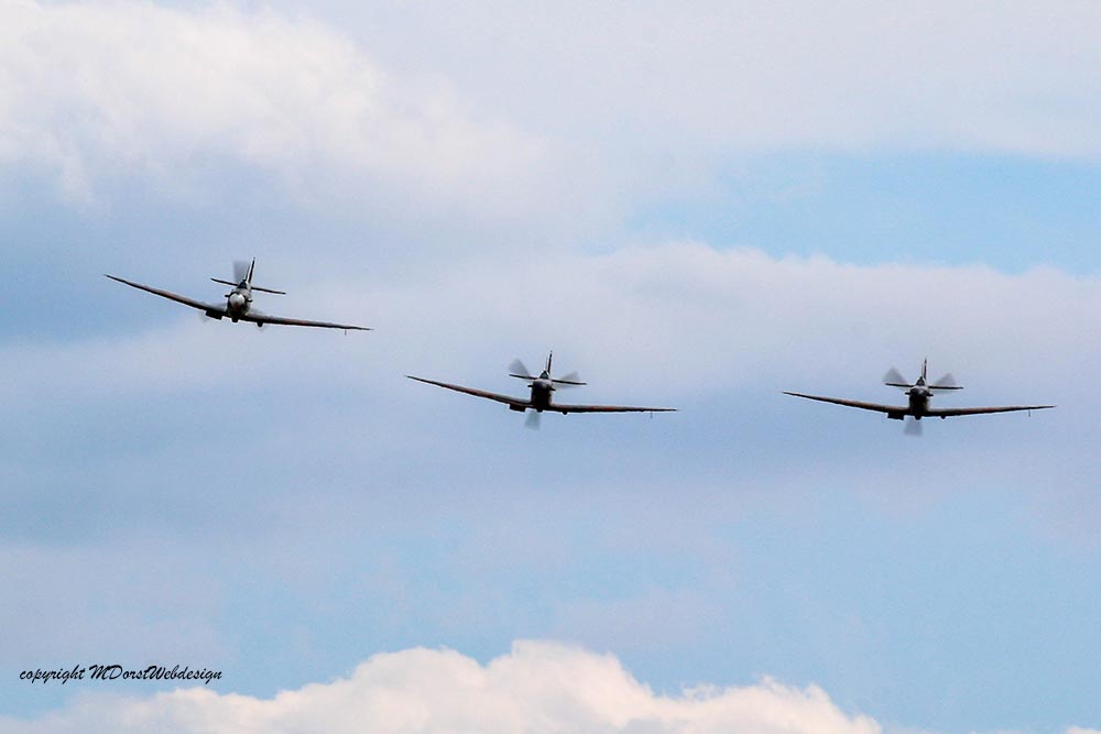 Spitfire_early_mark_formation_Duxford_201510.jpg