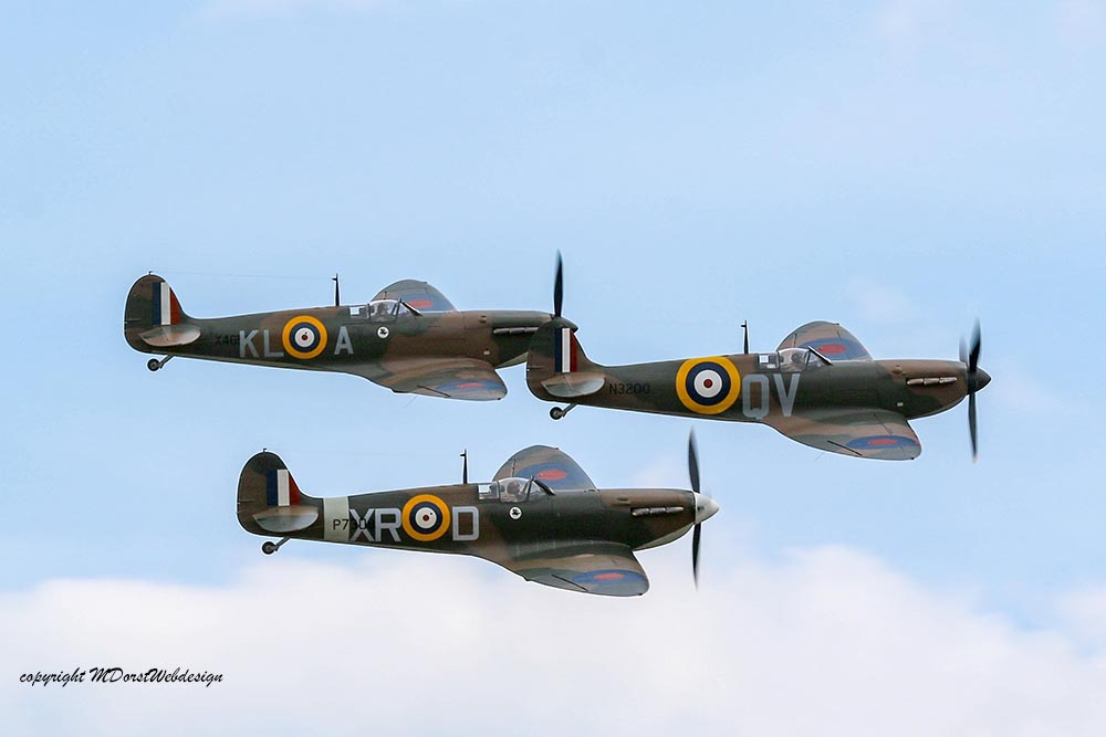 Spitfire_early_mark_formation_Duxford_201511.jpg