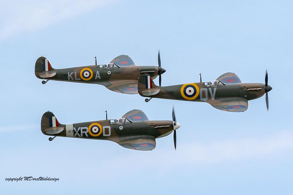 Spitfire_early_mark_formation_Duxford_201511a.jpg