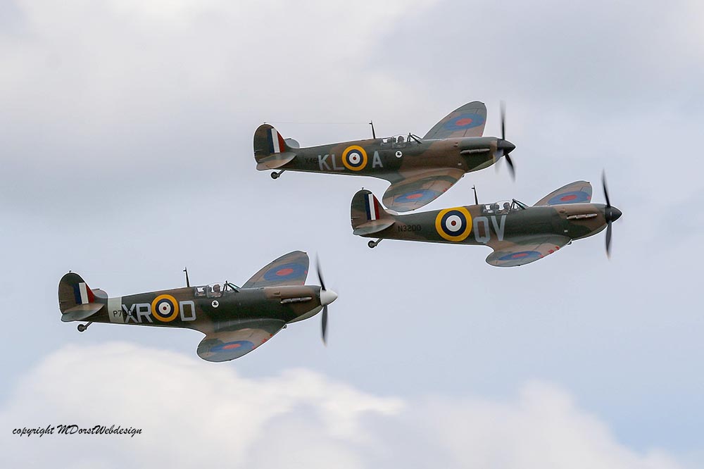 Spitfire_early_mark_formation_Duxford_201512.jpg