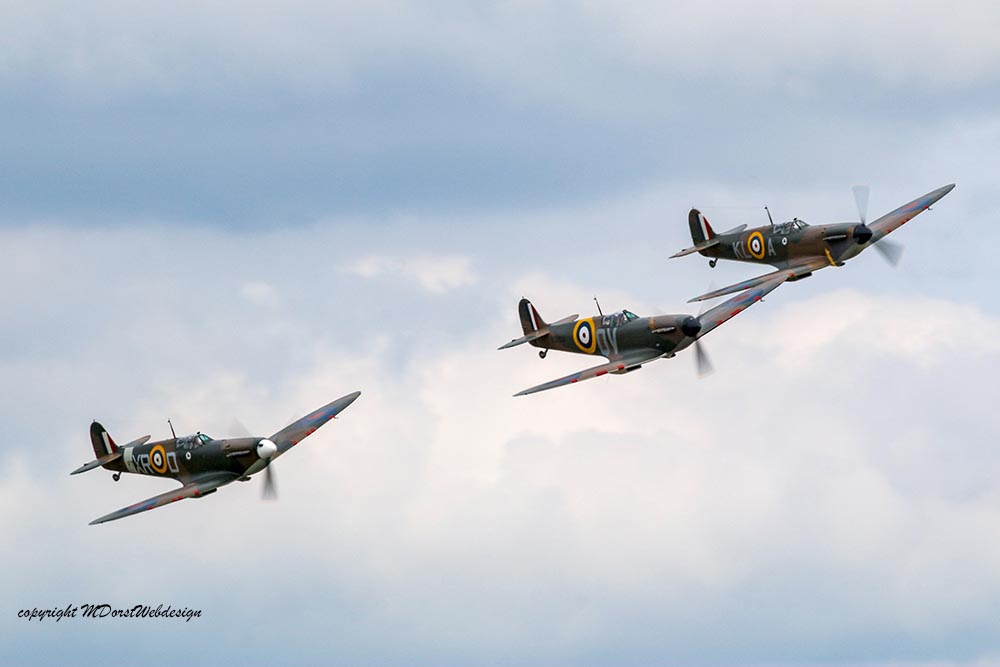 Spitfire_early_mark_formation_Duxford_201513.jpg