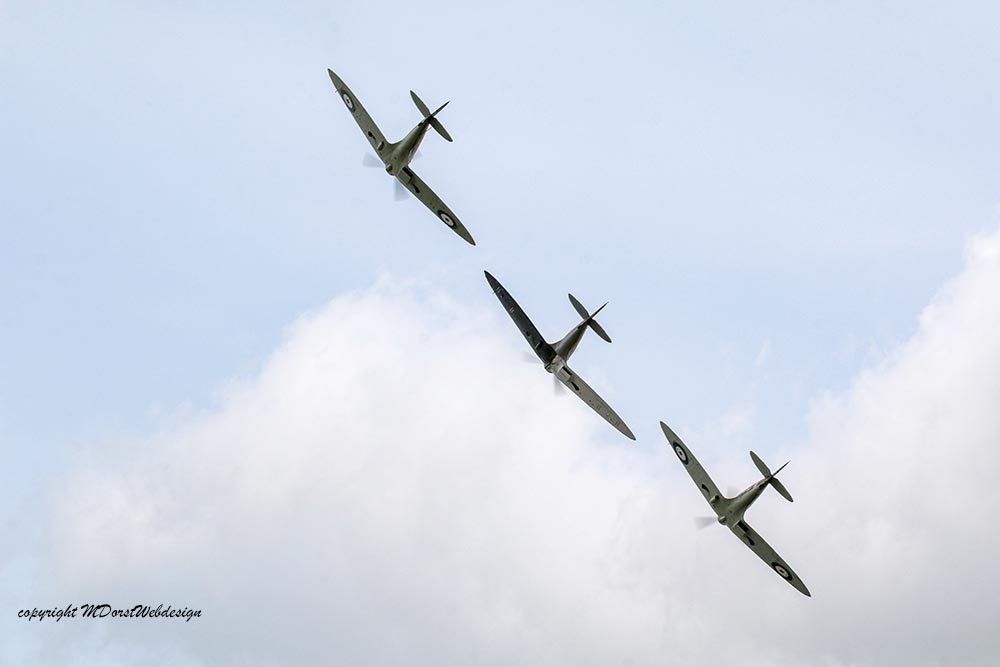 Spitfire_early_mark_formation_Duxford_20152.jpg
