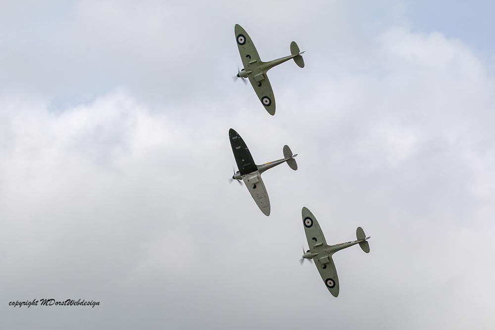 Spitfire_early_mark_formation_Duxford_20153.jpg