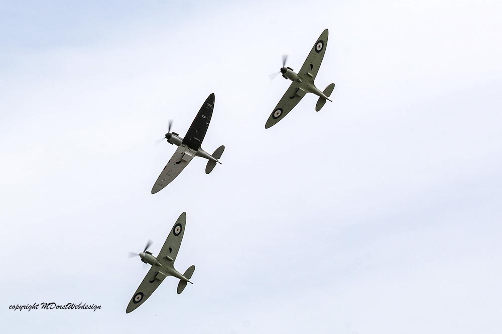 Spitfire_early_mark_formation_Duxford_20154.jpg