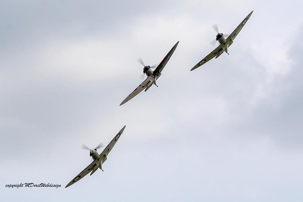 Spitfire_early_mark_formation_Duxford_20155.jpg