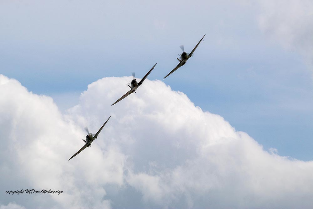 Spitfire_early_mark_formation_Duxford_20156.jpg