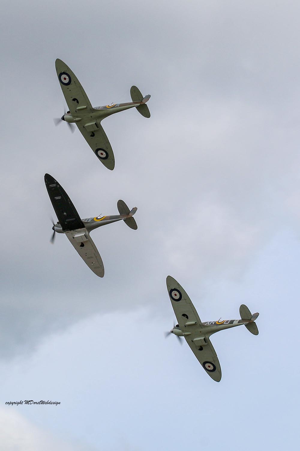 Spitfire_early_mark_formation_Duxford_20157.jpg