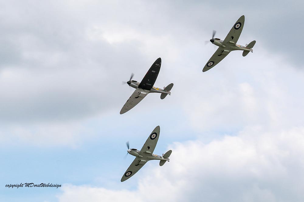 Spitfire_early_mark_formation_Duxford_20159.jpg